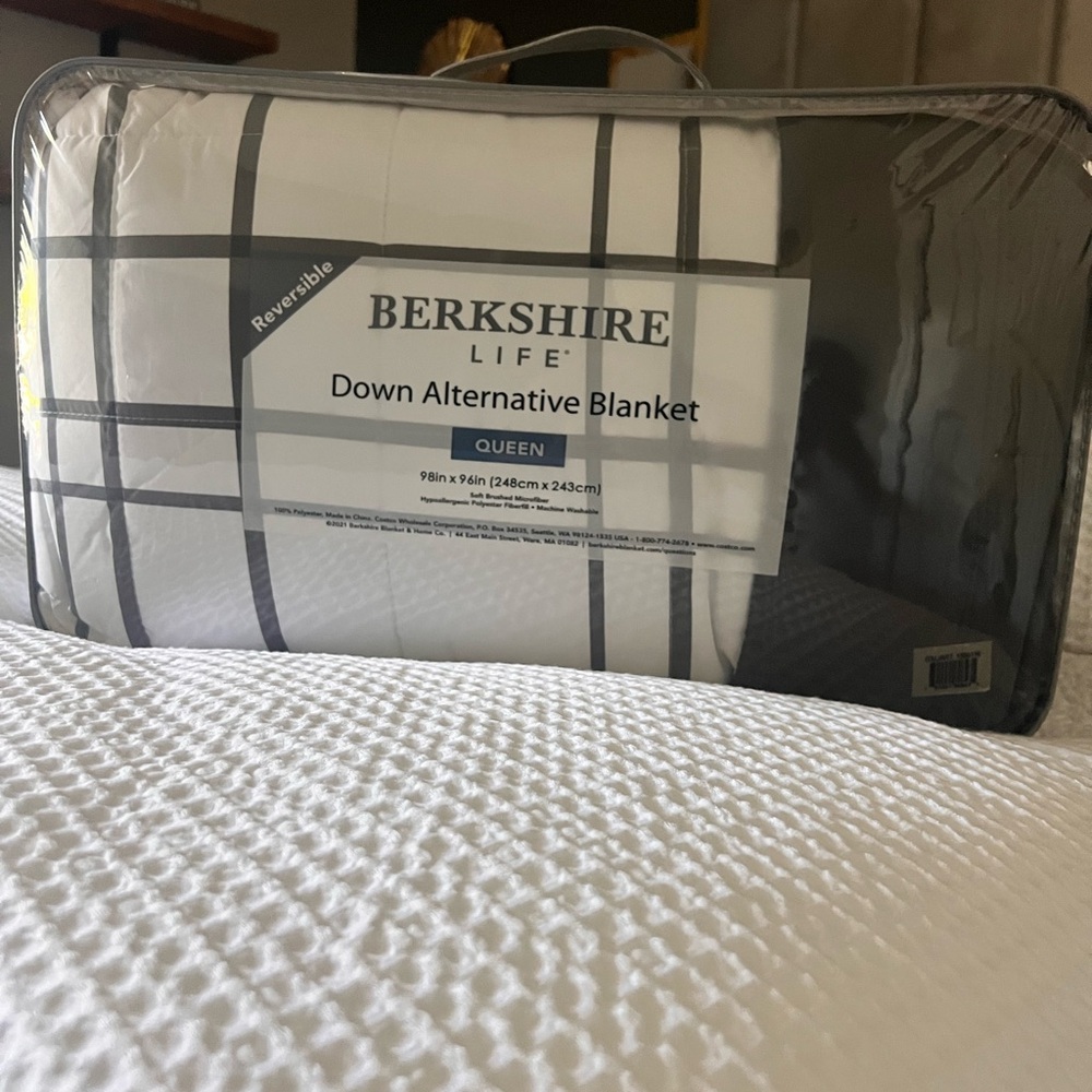 Berkshire  life down alternative Blanket  black and white. Queen NWT